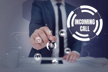 Gelen Arama metni yazılıyor. İş konsepti Gelen Gelen Arayan Arayan Kimlik Telesekreteri Vidcall İş Adamı takım elbise içinde elinde kalem tutarak başarılı takım çalışmasını simgeliyor.
