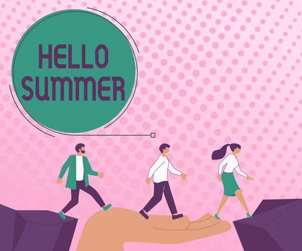 Fogalmi felirat Hello Summer. Üzleti kirakat Üdvözöljük a legmelegebb évszak az év után jön tavasszal nyilak útmutató két együttműködő kollégák felé jobb pénzügyi terv — Stock Fotó