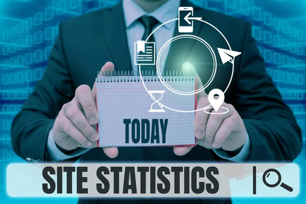 Escrita exibindo texto Site Statistics. Medição de vitrine de negócios de comportamento de visitantes a determinado site Empresário em terno segurando bloco de notas simbolizando o trabalho em equipe bem sucedido. — Fotografia de Stock