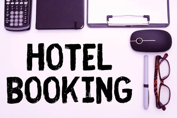 Szöveges tábla a Hotel Booking-ról. Üzleti koncepció Online foglalás Elnöki lakosztály De Luxe Vendéglátás Flashy Iskola Irodai kellékek, Tanítási Gyűjtemények, Írási eszközök, — Stock Fotó