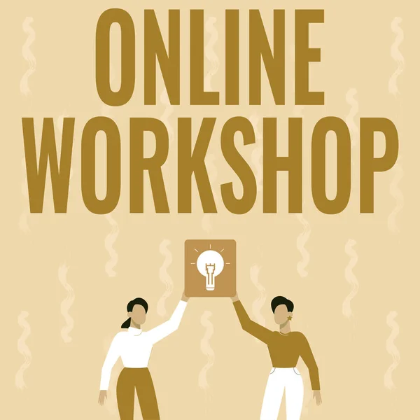 Εννοιολογική επίδειξη Online Workshop. Business showcase shows of goods and commodities over the electronic websites Δύο Συνάδελφοι Κρατώντας Λαμπτήρα Παρουσιάζοντας Νέα Επιτεύγματα Έφτασε. — Φωτογραφία Αρχείου