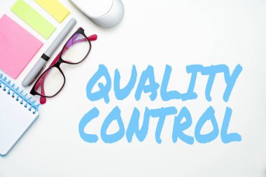 El yazısı işareti Kalite Kontrol. Ürün veya servisin standartlara göre satıldığından emin olmak için yazılan sözcük Gösterişli Okul Malzemeleri, Öğretim Koleksiyonları, Yazma Araçları,