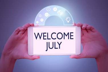 Sergi metni yazılıyor. Hoş geldiniz Temmuz. İş Konsepti Takvimi Yedinci Ay 31 Gün Üçüncü Çeyrek Yeni Sezon Elleri Teknolojiyi sembolize eden yenilikçi fikirler sunar.