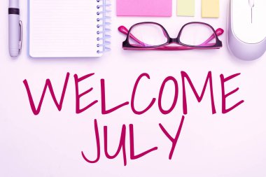 İlham veren mesaj Temmuz 'a hoş geldiniz. Kavramsal fotoğraf takvimi Yedinci Ay 31 gün Üçüncü Çeyrek Yeni Sezon Gösterişli Okul Malzemeleri, Öğrenme Koleksiyonları, Yazma Aletleri,