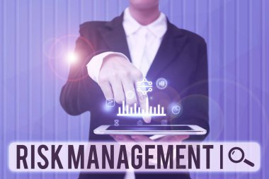El yazısı işareti Risk Yönetimi. Finansal risklerin değerlendirilmesi ya da prosedürlerle ilgili problemler. Geleceğin Teknolojisini Gösteren Bayan Cep Telefonu Baskı Ekranı