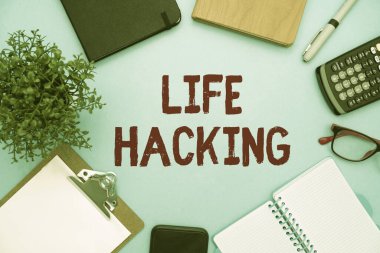 El yazısı işareti Life Hacking. Görevi başarıyla yerine getirmek için basit ve zekice teknikler anlamına gelen kavrama. Kolayca Gösterişli Okul Malzemeleri, Öğrenme Koleksiyonları, Yazma Araçları,