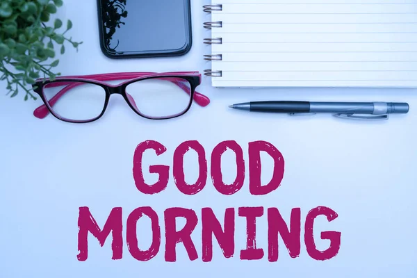 Знак "Доброе утро". Слово для обычного выражения на встрече или расставании в утренние офисные принадлежности за столом с клавиатурой и стаканами и кофе Кубок для работы — стоковое фото