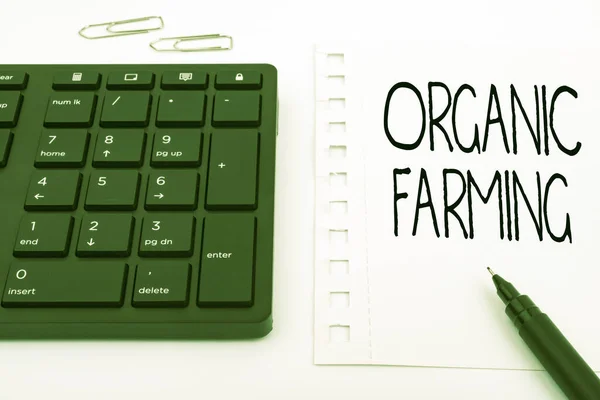 Organic Farming 이란 제목의 글을 쓴다. 개념 이 의미하는 바는 지속 가능 한 컴퓨터 키보드와 심볼을 위해 노력하는 통합 농업 시스템이다.. — 스톡 사진