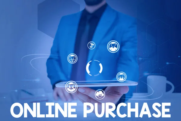 ( 영어 ) Online Purchase. 콘셉트는 성공적 인 팀워크를 상징하는 태블릿을 들고 양복을 입은 사업가가 인터넷을 통해 전자 상거래 상품을 구매하는 것을 의미 한다. — 스톡 사진