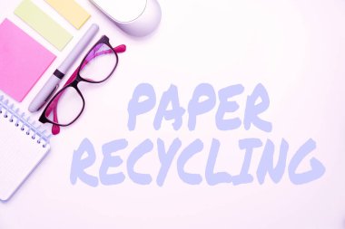 Kavramsal Görüntü Kağıt Geri Dönüşümü. Parlak Okul Malzemelerini geri dönüştürerek, Öğrenme Koleksiyonlarını Öğreterek, Araçları Yazarak, Atık Kağıtları Kullanarak İşletme Vitrini,