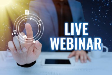 El yazısı Live Webinar. İnteraktif seminer internet üzerinden takım elbiseli bir iş adamı tarafından yenilikçi düşünceyi temsil ederek yayınlandı..