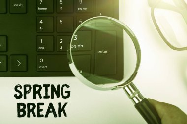 Bahar tatilini sunan metin başlığı. İlkbahar Bilgisayar Klavyesi ve Sembolü 