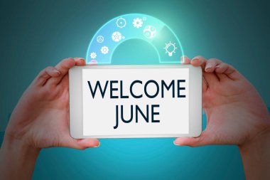 Görüntüleme metni yazılıyor. Hoş geldiniz June. Takvimdeki Sözcük Altıncı Ay İkinci Çeyreğinde Otuz Gün Selamlar Eller tablet tutarak teknolojiyi sembolize eden yenilikçi fikirleri sunar.