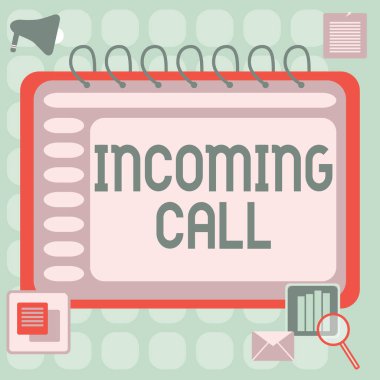 El yazısı Gelen Arama. Gelen İş Yaklaşımı Gelen Arayan Arayan Kimlik Telesekreteri Vidcall Boş Spiral Not Defteri Bir Hesap Makinesi ve Masada Bir Kalem.