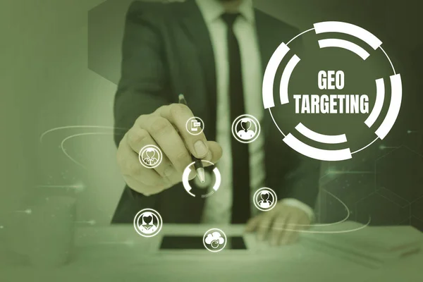 Κείμενο που δείχνει έμπνευση Geo Targeting. Internet Concept Digital Ads Views IP Adwords Campaigns Τοποθεσία Επιχειρηματίας με κοστούμι κρατώντας στυλό συμβολίζει την επιτυχή ομαδική εργασία. — Φωτογραφία Αρχείου
