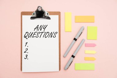 Herhangi bir soru işareti var mı? Bilgisiz Boş Yüz Yüzü Sorgulama Tartışması Sondalar Bilmece Sorunları Çoklu Koleksiyon Ofisi Kırtasiyesi Fotoğrafı Tablo Üzerine Yerleştirildi