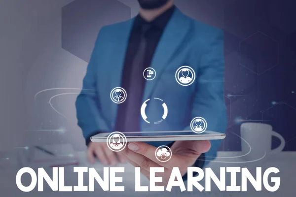 Logga in och visa Online Learning. Business showcase Larning med hjälp av Internet och en dator Affärsman i kostym innehav tablett symboliserar framgångsrikt lagarbete. — Stockfoto