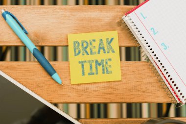 Belirli bir iş yaptıktan sonra dinlenme ya da dinlenme süresi anlamına gelen mola zamanı kavramını gösteren ilham - 47988