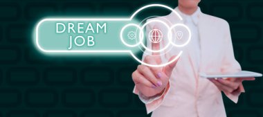 Metin başlığı: Dream Job, Internet Concept Maaşla ödenen ve takım elbiseli mutlu bir iş adamı olarak verilen başarılı takım çalışmasını simgeleyen not defteri.