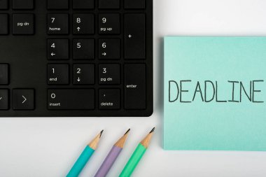 Bitiş zamanını gösteren metin işareti, İnternet Kavram Dönemi Bir şeyin bitirilmesi veya tamamlanması gereken Bilgisayar Klavyesi ve Sembolü. İletişim için Bilgi Ortamı.