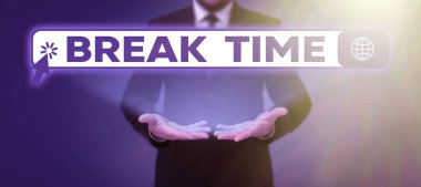 Takımda takım elbiseli bir iş adamının başarıyı simgeleyen not defteri tutmasının ardından mola zamanı, iş konsepti dinlenme veya dinlenme dönemi sunan metin başlığı.