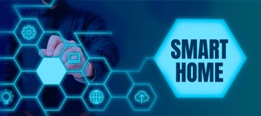 Kavramsal başlık Smart Home, Business idea otomasyon sistem denetimi iklim eğlence sistemlerini aydınlatıyor. Takım elbiseli bayan elinde kalem tutarak başarılı takım çalışmalarını sembolize ediyor..