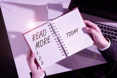 Kavramsal başlık Daha Fazla Oku, İş Konsepti Özel bir konu için daha fazla zaman ya da ayrıntılı okuma ya da Hesap Makineli Boş Spiral Not Defteri ve Masada Kalem.