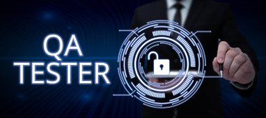 Qa Testçisini gösteren metin işareti, devam eden bir projenin Kalite Güvencesi Sözcüğü Takım Elbiseli İşadamı elinde açık avuç içi ile başarılı takım çalışmasını simgeliyor.