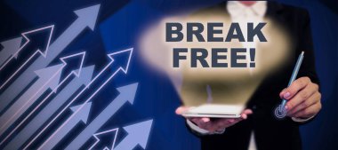 Metin başlığı Break Free, Business yaklaşımını temsil ediyor. Zincirlerden kurtuluşu ifade etmenin başka bir yolu. Takım elbiseli kadın elinde başarılı takım çalışmalarını simgeleyen kalem tutuyor..