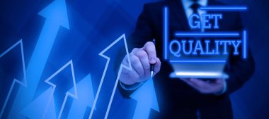 Kavramsal başlık Get Quality, Internet Concept özellikleri ve ihtiyaçlarını karşılayan ürünün özellikleri takım elbiseli iş adamının elinde açık avuç içiyle başarılı takım çalışmasını sembolize ediyor..