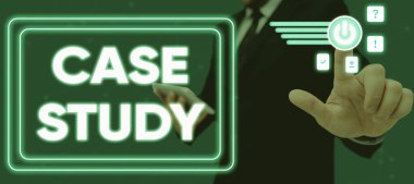 Kavramsal başlık: Dava Çalışması, Kavram: Tartışılması gereken bir konu. Takım elbiseli kadın, başarılı takım çalışmalarını sembolize eden bir kalem taşıyor..