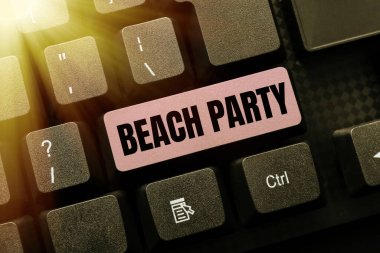 Plaj Partisi 'ni gösteren tabela, deniz kıyısında düzenlenen küçük ya da büyük kavramsal fotoğraf festivali genellikle bikini 47175