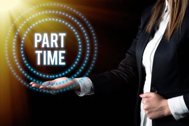Part-time, Internet Concept A iş ya da işi kalıcı olmayan ama konuşma sembolleriyle kaplanmış bir çerçeveyi iyi işleyebilen bir hoparlör anonsları yaparak gösteren bir işaret.