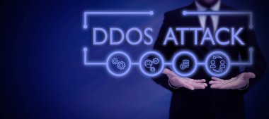 Ddos Attack metninin gösterimi yazılıyor, İş yaklaşımı faili ağ kaynağını takım elbiseli kullanılamaz hale getirmeye çalışıyor, elinde not defteri olan başarılı takım çalışmasını simgeliyor.