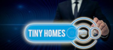Kavramsal başlık Tiny Homes, iş konsept evleri sadece bir ya da iki oda içerir ve takım elbiseli ucuz iş adamı başarılı takım çalışmasını simgeleyen not defteri tutar..