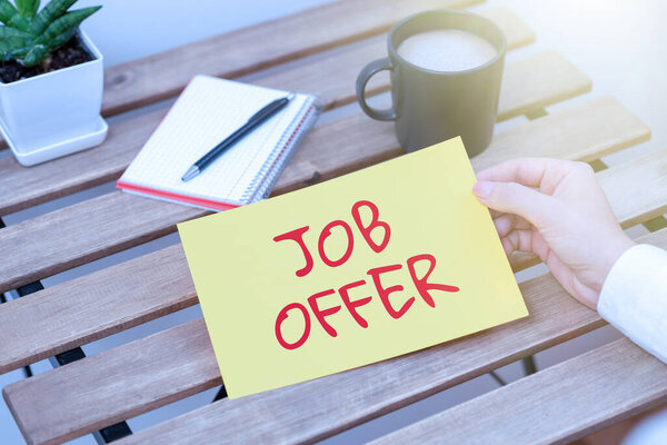 Концептуальный подпись Работа Предложение, бизнес-витрина Перон или компания, которая дает возможность для одного с является занятость леди в костюме держит ручку символизирует успешные достижения совместной работы.