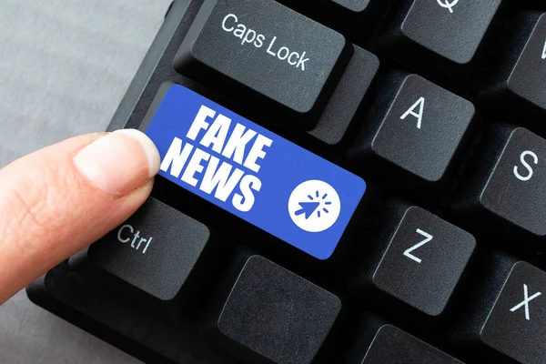 概念表示 Fake News Business Conceptメディアによって真実ではないことを示す情報を与える 48997 — ストック写真