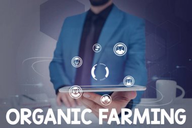 İlham veren organik tarım, kavramsal fotoğraf gösteren metin başarılı takım çalışmalarını sembolize eden takım elbiseli iş adamı takım elbise içinde sürdürülebilirlik için çabalayan entegre tarım sistemi.