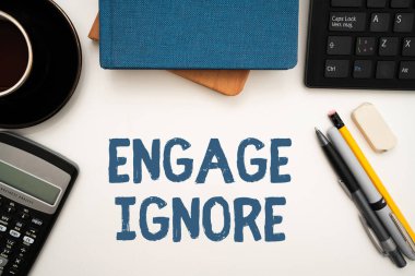 Kavramsal başlık Yoksayma, Kavram: Sessiz Muamele Manipülatif Ceza Somurtma Ofis Malzemeleri Masanın Üzerinde Klavye, Gözlük ve Çalışma İçin Kahve Fincanı