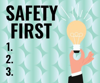 Önce kavramsal başlık güvenliği, iş konsepti gereksiz risklerden kaçının güvenli bir şekilde yaşayın iki parça yapbozu bir araya getiren meslektaşlara dikkat edin takım çalışmasını gösterin.