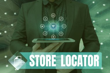 Adres numarasını ve cep telefonunun ekranını tutan adamın gelecekteki teknolojiyi gösteren çalışma saatlerini bilmek için Mağaza Yer Bulucu ve İnternet kavramını gösteren bir tabela.