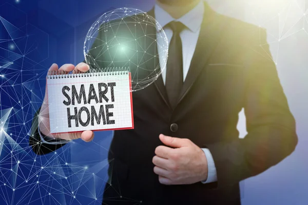 Kavramsal başlık Smart Home, Internet Concept otomasyon sistem denetimi iklim eğlence sistemlerini ışıklandırıyor takım elbiseli iş adamı elinde not defteri ile küresel yenilikçi düşünceyi temsil ediyor.