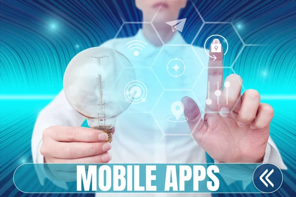 テキストを表示するモバイルアプリを書く ビジネスの概要小さなプログラムは 成功を象徴する上に指を指す電球を保持女性のApp Storeやアプリストアのような携帯電話で動作するように作られています — ストック写真