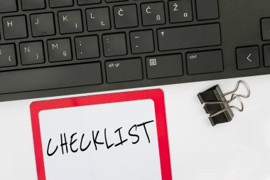 Kontrol Listesini gösteren bir imza, Bilgisayar Klavyesi ve Sembolü ile ilgili detaylı bir etkinlik rehberi olarak listeye yazılan Sözcük. İletişim için Bilgi Ortamı.