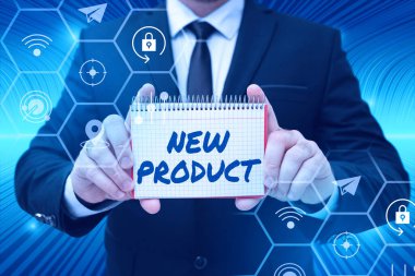 Kavramsal başlık Yeni Ürün, kavram, özelliklerinde farklı olan mal ve hizmetler anlamına gelir takım elbiseli iş adamı başarılı takım çalışmasını sembolize eden not defteri.