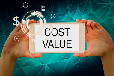 Cost Değer, Kavramsal fotoğraf sunan metin başlığı Satın aldığınız ya da işe aldığınız bir ürün için genellikle ödenen miktar Elinizde tablet, teknolojiyi sembolize eden yenilikçi fikirler sunar.