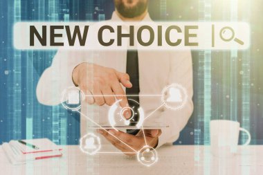 Yeni Seçim sunan metin başlığı, birçok seçeneğe sahip kavramsal fotoğraf ve tableti işaret eden iş adamı arasında bir seçim daha eklemek küresel yenilikçi düşünceyi temsil eder.