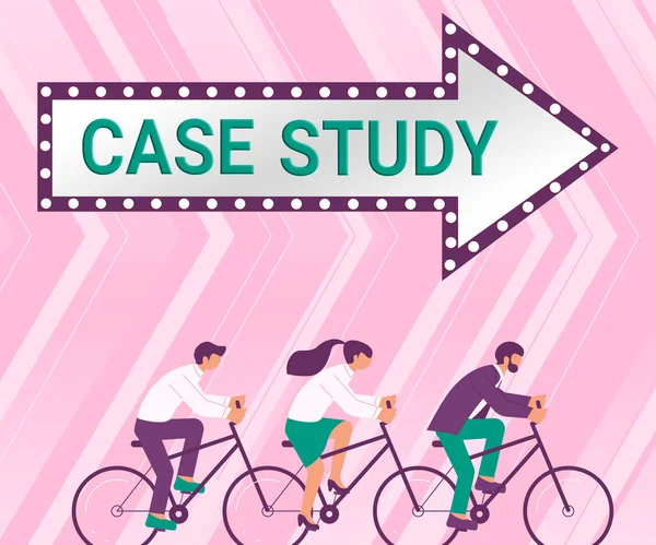 概念展示案例研究 针对将要讨论的主题的词汇 以及与主题相关的三个同事骑自行车代表成功的团队合作 — 图库照片