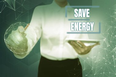 Kavramsal başlık Save Energy, Business idea. Benzer bir sonuç elde etmek için kullanılan güç miktarını azaltma fikri. Kalem tutan kadın tablet tutuyor..