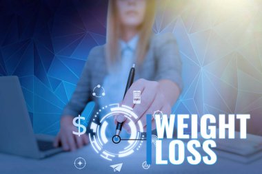 Metin başlığı: Kilo kaybı, Vücut Akışkan Kas Kitlesindeki Kavramsal Fotoğraf Azalması, Takım Elbiseli Yağ Azaltan Doku Kadını, elinde tükenmez kalem, yenilikçi düşünceyi temsil ediyor..